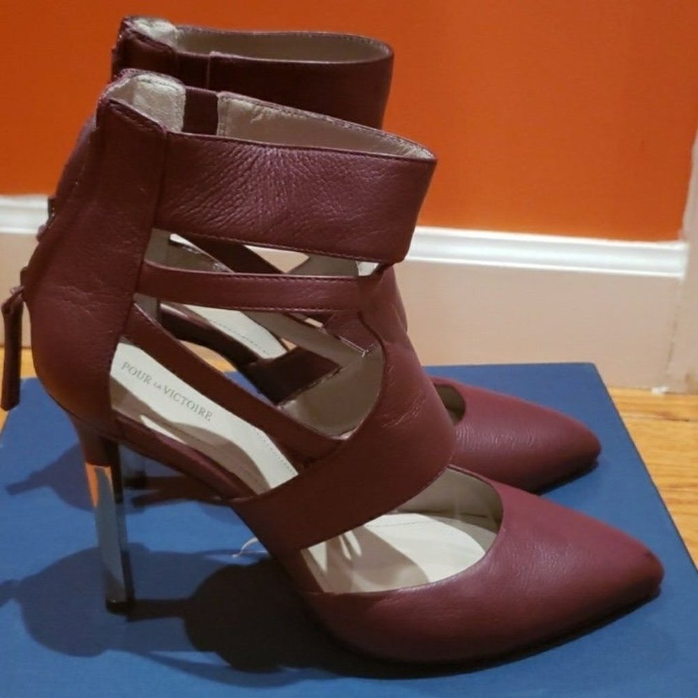 Burgundy Color Pour La Victoire Zanie Cut-Out Pump - Picture 2 of 8